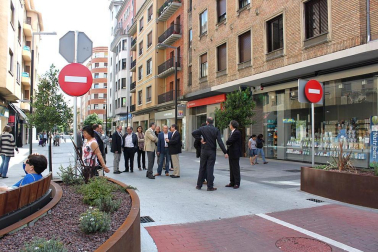 Los miembros de la Comisión de Urbanismo del Ayuntamiento de Pamplona han visitado la calle Tafalla en donde el pasado mes de mayo finalizaron las obras de reurbanización que han dotado al II Ensanche de la ciudad de un nuevo aspecto. DN.ES