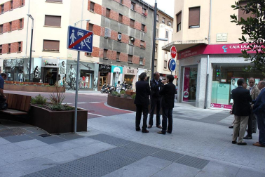 Los miembros de la Comisión de Urbanismo del Ayuntamiento de Pamplona han visitado la calle Tafalla en donde el pasado mes de mayo finalizaron las obras de reurbanización que han dotado al II Ensanche de la ciudad de un nuevo aspecto. DN.ES