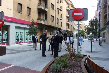 Los miembros de la Comisión de Urbanismo del Ayuntamiento de Pamplona han visitado la calle Tafalla en donde el pasado mes de mayo finalizaron las obras de reurbanización que han dotado al II Ensanche de la ciudad de un nuevo aspecto. DN.ES