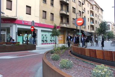 Los miembros de la Comisión de Urbanismo del Ayuntamiento de Pamplona han visitado la calle Tafalla en donde el pasado mes de mayo finalizaron las obras de reurbanización que han dotado al II Ensanche de la ciudad de un nuevo aspecto. DN.ES