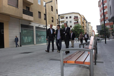 Los miembros de la Comisión de Urbanismo del Ayuntamiento de Pamplona han visitado la calle Tafalla en donde el pasado mes de mayo finalizaron las obras de reurbanización que han dotado al II Ensanche de la ciudad de un nuevo aspecto. DN.ES