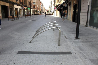 Los miembros de la Comisión de Urbanismo del Ayuntamiento de Pamplona han visitado la calle Tafalla en donde el pasado mes de mayo finalizaron las obras de reurbanización que han dotado al II Ensanche de la ciudad de un nuevo aspecto. DN.ES