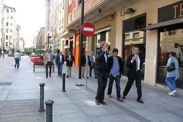 Los miembros de la Comisión de Urbanismo del Ayuntamiento de Pamplona han visitado la calle Tafalla en donde el pasado mes de mayo finalizaron las obras de reurbanización que han dotado al II Ensanche de la ciudad de un nuevo aspecto. DN.ES
