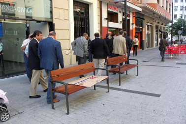 Los miembros de la Comisión de Urbanismo del Ayuntamiento de Pamplona han visitado la calle Tafalla en donde el pasado mes de mayo finalizaron las obras de reurbanización que han dotado al II Ensanche de la ciudad de un nuevo aspecto. DN.ES