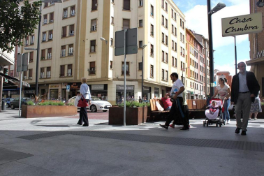 Los miembros de la Comisión de Urbanismo del Ayuntamiento de Pamplona han visitado la calle Tafalla en donde el pasado mes de mayo finalizaron las obras de reurbanización que han dotado al II Ensanche de la ciudad de un nuevo aspecto. DN.ES