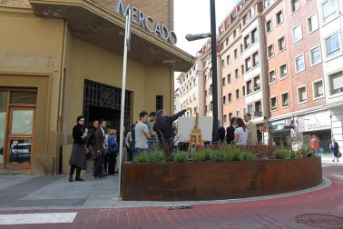Los miembros de la Comisión de Urbanismo del Ayuntamiento de Pamplona han visitado la calle Tafalla en donde el pasado mes de mayo finalizaron las obras de reurbanización que han dotado al II Ensanche de la ciudad de un nuevo aspecto. DN.ES