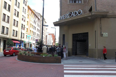Los miembros de la Comisión de Urbanismo del Ayuntamiento de Pamplona han visitado la calle Tafalla en donde el pasado mes de mayo finalizaron las obras de reurbanización que han dotado al II Ensanche de la ciudad de un nuevo aspecto. DN.ES