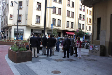 Los miembros de la Comisión de Urbanismo del Ayuntamiento de Pamplona han visitado la calle Tafalla en donde el pasado mes de mayo finalizaron las obras de reurbanización que han dotado al II Ensanche de la ciudad de un nuevo aspecto. DN.ES