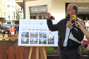Los miembros de la Comisión de Urbanismo del Ayuntamiento de Pamplona han visitado la calle Tafalla en donde el pasado mes de mayo finalizaron las obras de reurbanización que han dotado al II Ensanche de la ciudad de un nuevo aspecto. DN.ES
