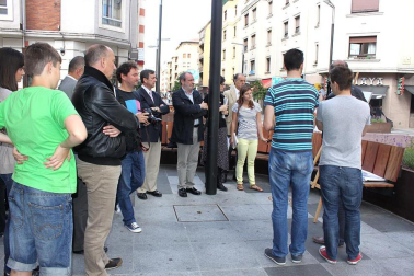 Los miembros de la Comisión de Urbanismo del Ayuntamiento de Pamplona han visitado la calle Tafalla en donde el pasado mes de mayo finalizaron las obras de reurbanización que han dotado al II Ensanche de la ciudad de un nuevo aspecto. DN.ES
