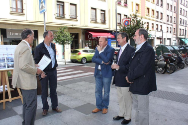 Los miembros de la Comisión de Urbanismo del Ayuntamiento de Pamplona han visitado la calle Tafalla en donde el pasado mes de mayo finalizaron las obras de reurbanización que han dotado al II Ensanche de la ciudad de un nuevo aspecto. DN.ES