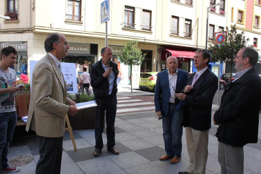 Los miembros de la Comisión de Urbanismo del Ayuntamiento de Pamplona han visitado la calle Tafalla en donde el pasado mes de mayo finalizaron las obras de reurbanización que han dotado al II Ensanche de la ciudad de un nuevo aspecto. DN.ES