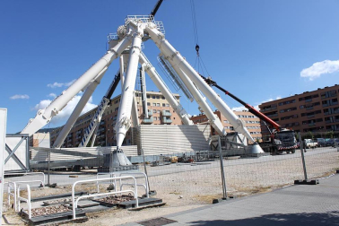 La noria desmontable más grande de Europa continúa erigiéndose en el barrio la Rochapea para las fiestas de San Fermín. Imágenes de la obra este jueves, 21 de junio.