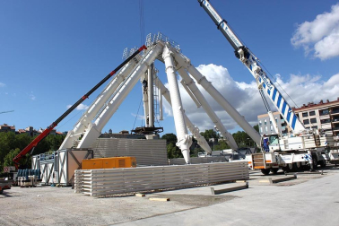 La noria desmontable más grande de Europa continúa erigiéndose en el barrio la Rochapea para las fiestas de San Fermín. Imágenes de la obra este jueves, 21 de junio.
