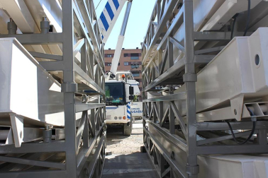 La noria desmontable más grande de Europa continúa erigiéndose en el barrio la Rochapea para las fiestas de San Fermín. Imágenes de la obra este jueves, 21 de junio.
