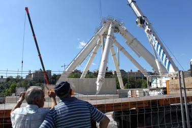 La noria desmontable más grande de Europa continúa erigiéndose en el barrio la Rochapea para las fiestas de San Fermín. Imágenes de la obra este jueves, 21 de junio.