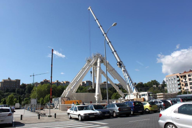 La noria desmontable más grande de Europa continúa erigiéndose en el barrio la Rochapea para las fiestas de San Fermín. Imágenes de la obra este jueves, 21 de junio.