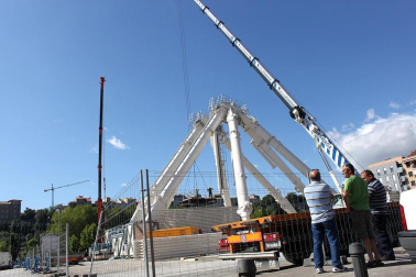 La noria desmontable más grande de Europa continúa erigiéndose en el barrio la Rochapea para las fiestas de San Fermín. Imágenes de la obra este jueves, 21 de junio.