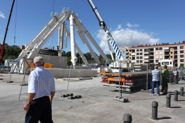 La noria desmontable más grande de Europa continúa erigiéndose en el barrio la Rochapea para las fiestas de San Fermín. Imágenes de la obra este jueves, 21 de junio.