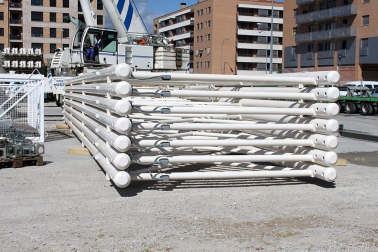 La noria desmontable más grande de Europa continúa erigiéndose en el barrio la Rochapea para las fiestas de San Fermín. Imágenes de la obra este jueves, 21 de junio.