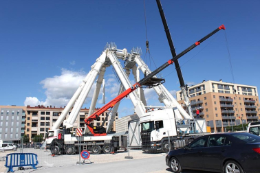 La noria desmontable más grande de Europa continúa erigiéndose en el barrio la Rochapea para las fiestas de San Fermín. Imágenes de la obra este jueves, 21 de junio.