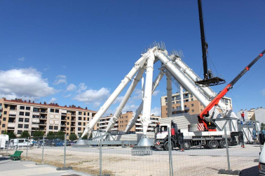 La noria desmontable más grande de Europa continúa erigiéndose en el barrio la Rochapea para las fiestas de San Fermín. Imágenes de la obra este jueves, 21 de junio.