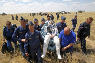 Momento en el que la nave Soyuz TMA-03M toma tierra en la estepa de Kazajistán con tres astronautas a bordo.