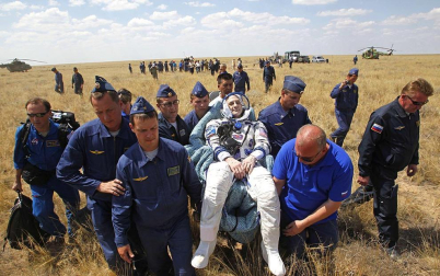 Momento en el que la nave Soyuz TMA-03M toma tierra en la estepa de Kazajistán con tres astronautas a bordo.
