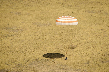 Momento en el que la nave Soyuz TMA-03M toma tierra en la estepa de Kazajistán con tres astronautas a bordo.