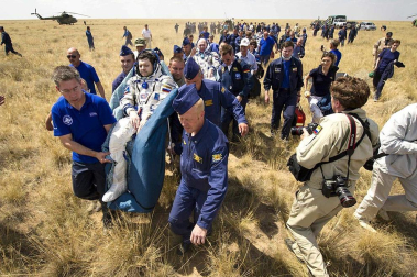 Momento en el que la nave Soyuz TMA-03M toma tierra en la estepa de Kazajistán con tres astronautas a bordo.