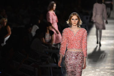 El universo del lujo Chanel declinará el próximo otoño-invierno entre grises, plateados y rosas pastel, bordados de nácar, marfil, plumas, flores o volantes, en búsqueda de un "new vintage", un nuevo renacer de los mejores hallazgos de la historia de la firma, traducidos al siglo XXI por Karl Lagerfeld. EFE