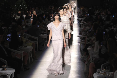 El universo del lujo Chanel declinará el próximo otoño-invierno entre grises, plateados y rosas pastel, bordados de nácar, marfil, plumas, flores o volantes, en búsqueda de un "new vintage", un nuevo renacer de los mejores hallazgos de la historia de la firma, traducidos al siglo XXI por Karl Lagerfeld. EFE