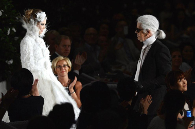 El universo del lujo Chanel declinará el próximo otoño-invierno entre grises, plateados y rosas pastel, bordados de nácar, marfil, plumas, flores o volantes, en búsqueda de un "new vintage", un nuevo renacer de los mejores hallazgos de la historia de la firma, traducidos al siglo XXI por Karl Lagerfeld. EFE