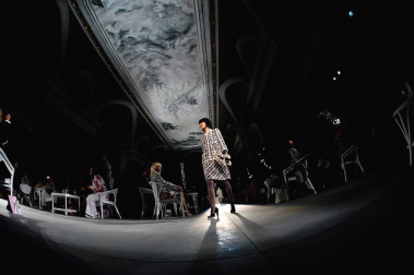 El universo del lujo Chanel declinará el próximo otoño-invierno entre grises, plateados y rosas pastel, bordados de nácar, marfil, plumas, flores o volantes, en búsqueda de un "new vintage", un nuevo renacer de los mejores hallazgos de la historia de la firma, traducidos al siglo XXI por Karl Lagerfeld. EFE