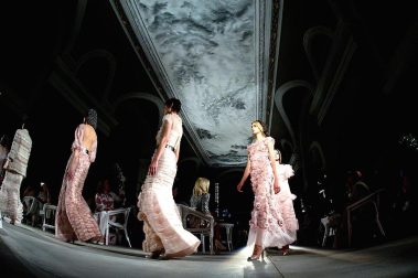 El universo del lujo Chanel declinará el próximo otoño-invierno entre grises, plateados y rosas pastel, bordados de nácar, marfil, plumas, flores o volantes, en búsqueda de un "new vintage", un nuevo renacer de los mejores hallazgos de la historia de la firma, traducidos al siglo XXI por Karl Lagerfeld. EFE