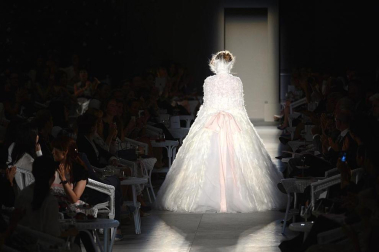 El universo del lujo Chanel declinará el próximo otoño-invierno entre grises, plateados y rosas pastel, bordados de nácar, marfil, plumas, flores o volantes, en búsqueda de un "new vintage", un nuevo renacer de los mejores hallazgos de la historia de la firma, traducidos al siglo XXI por Karl Lagerfeld. EFE