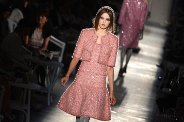 El universo del lujo Chanel declinará el próximo otoño-invierno entre grises, plateados y rosas pastel, bordados de nácar, marfil, plumas, flores o volantes, en búsqueda de un "new vintage", un nuevo renacer de los mejores hallazgos de la historia de la firma, traducidos al siglo XXI por Karl Lagerfeld. EFE
