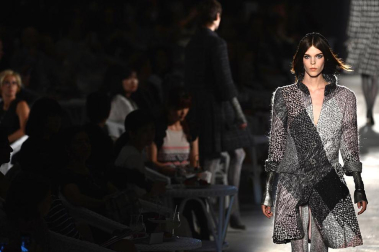 El universo del lujo Chanel declinará el próximo otoño-invierno entre grises, plateados y rosas pastel, bordados de nácar, marfil, plumas, flores o volantes, en búsqueda de un "new vintage", un nuevo renacer de los mejores hallazgos de la historia de la firma, traducidos al siglo XXI por Karl Lagerfeld. EFE