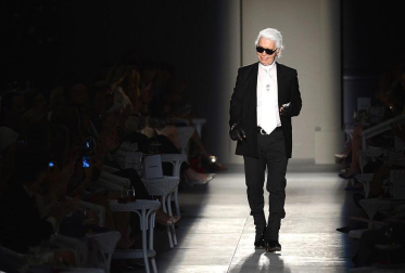 El universo del lujo Chanel declinará el próximo otoño-invierno entre grises, plateados y rosas pastel, bordados de nácar, marfil, plumas, flores o volantes, en búsqueda de un "new vintage", un nuevo renacer de los mejores hallazgos de la historia de la firma, traducidos al siglo XXI por Karl Lagerfeld. EFE