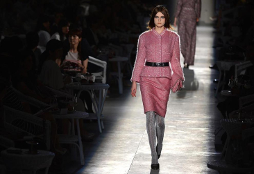 El universo del lujo Chanel declinará el próximo otoño-invierno entre grises, plateados y rosas pastel, bordados de nácar, marfil, plumas, flores o volantes, en búsqueda de un "new vintage", un nuevo renacer de los mejores hallazgos de la historia de la firma, traducidos al siglo XXI por Karl Lagerfeld. EFE