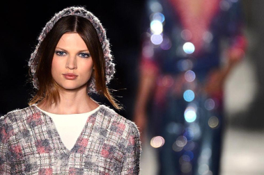 El universo del lujo Chanel declinará el próximo otoño-invierno entre grises, plateados y rosas pastel, bordados de nácar, marfil, plumas, flores o volantes, en búsqueda de un "new vintage", un nuevo renacer de los mejores hallazgos de la historia de la firma, traducidos al siglo XXI por Karl Lagerfeld. EFE
