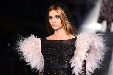 El universo del lujo Chanel declinará el próximo otoño-invierno entre grises, plateados y rosas pastel, bordados de nácar, marfil, plumas, flores o volantes, en búsqueda de un "new vintage", un nuevo renacer de los mejores hallazgos de la historia de la firma, traducidos al siglo XXI por Karl Lagerfeld. EFE