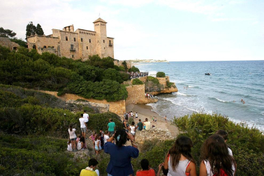 El centrocampista del FC Barcelona Andrés Iniesta ha contraído matrimonio este domingo con Anna Ortiz en el castillo de Tamarit en Tarragona.