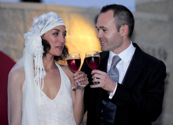 El centrocampista del FC Barcelona Andrés Iniesta ha contraído matrimonio este domingo con Anna Ortiz en el castillo de Tamarit en Tarragona.