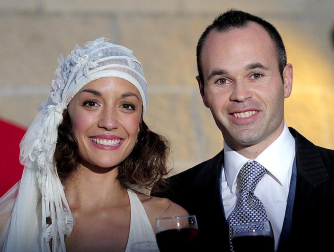 El centrocampista del FC Barcelona Andrés Iniesta ha contraído matrimonio este domingo con Anna Ortiz en el castillo de Tamarit en Tarragona.