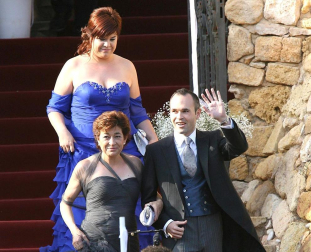 El centrocampista del FC Barcelona Andrés Iniesta ha contraído matrimonio este domingo con Anna Ortiz en el castillo de Tamarit en Tarragona.