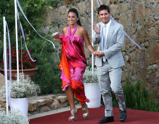 El centrocampista del FC Barcelona Andrés Iniesta ha contraído matrimonio este domingo con Anna Ortiz en el castillo de Tamarit en Tarragona.