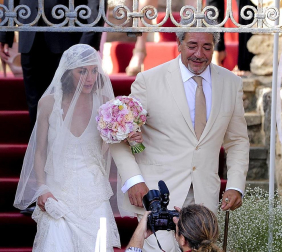 El centrocampista del FC Barcelona Andrés Iniesta ha contraído matrimonio este domingo con Anna Ortiz en el castillo de Tamarit en Tarragona.