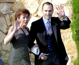 El centrocampista del FC Barcelona Andrés Iniesta ha contraído matrimonio este domingo con Anna Ortiz en el castillo de Tamarit en Tarragona.