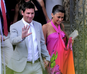 El centrocampista del FC Barcelona Andrés Iniesta ha contraído matrimonio este domingo con Anna Ortiz en el castillo de Tamarit en Tarragona.